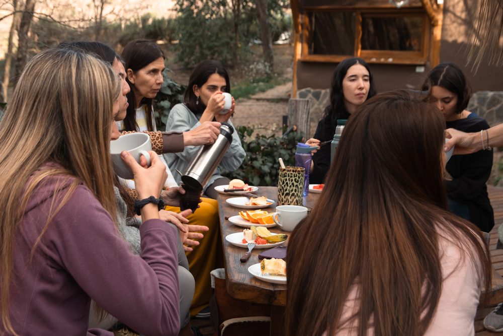 Grupo compartiendo comida