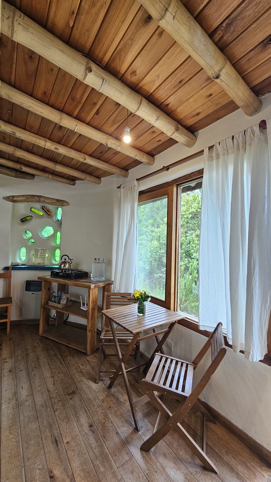 Interior cabaña con vista al bosque