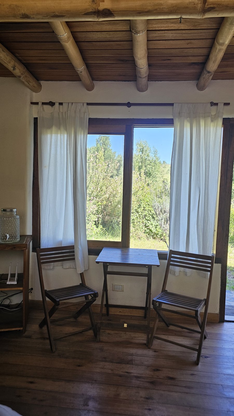 Habitación con sillones y vista