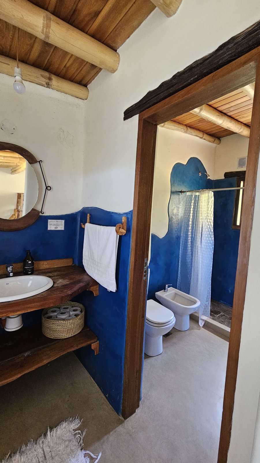 Baño azul rústico