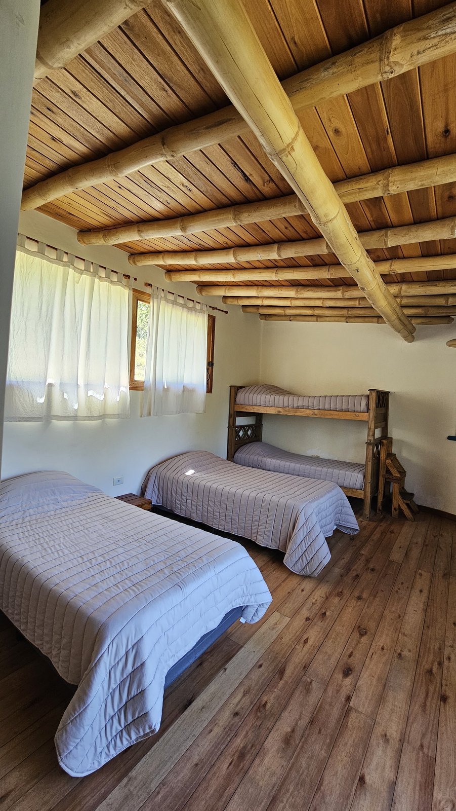 Camas con techo de madera